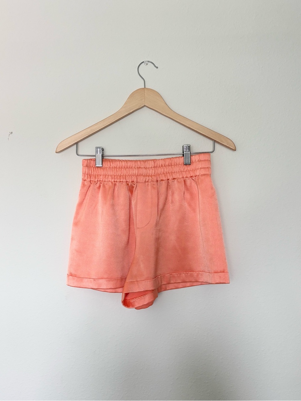 Alice + Olivia Peach Coral Satin Pull On Shorts Elastic Waist XS CC404205601